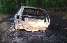 Potrącili motorowerzystę - uciekli i spalili samochód, by zatrzeć ślady [VIDEO]