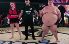204-kilogramowy facet walczy z drobną kobietą. Freak fighty w MMA są dziś...