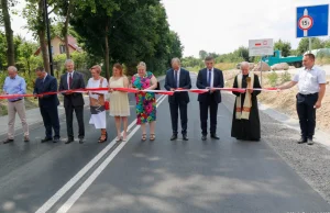 Tylu chętnych do przecięcia wstęgi. Otwarto całe 500 metrów drogi...