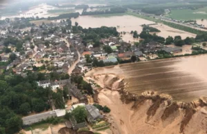 Niemcy: Rośnie liczba ofiar powodzi. Gigantyczne osuwisko powstało tuż za...