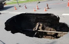 Śląsk: Zapadła się ulica. Do wielkiej dziury zmieściłoby się auto