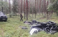 Kilkadziesiąt opon samochodowych wyrzuconych w lesie