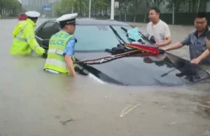 Powodzie w Chinach. Dramatyczne nagrania