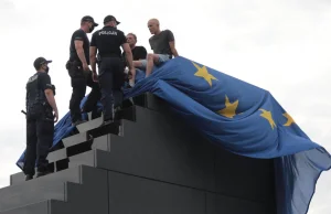 Flaga UE na pomniku Ofiar Katastrofy Smoleńskiej. Są zatrzymani
