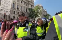 Policja zdjęła hełmy podczas protestu w UK