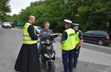 Tarnowska drogówka pojechała na patrol z… księdzem