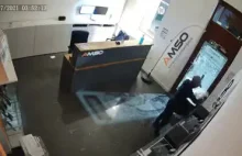 Video z włamania do salonu komputerowego.