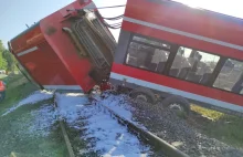 Pociąg DB Regio zderzył się z ciężarówką. Wagony wypadły z torów [ZDJĘCIA