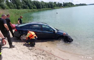 Laguna zanurkowała siedem metrów pod wodę w jeziorze pod Strzelnem