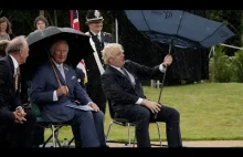 Boris Johnson walczy z parasolem