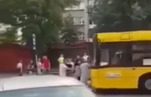 Kierowca autobusu w Katowicach wjechał w bijących się na ulicy ludzi (wideo)