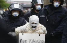 Niemiecka policja prowokuje tłum na protestach przeciw obostrzeniom COVID-19