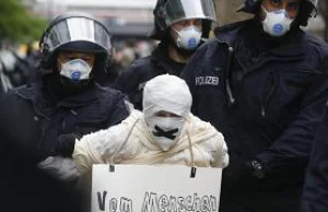 Niemiecka policja prowokuje tłum na protestach przeciw obostrzeniom COVID-19