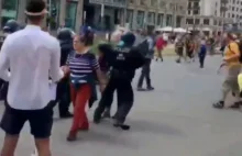 Niemiecka policja - białych można brutalnie powalać na ziemię, także kobiety.