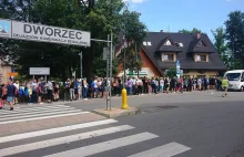 Zakopane. Takiej kolejki przy dworcu jeszcze nikt nie widział