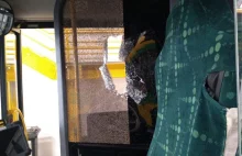 Ktoś rzucił butelką w kierującą autobusem w Tychach. Fala hejtu na kierowców