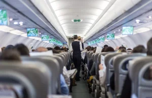Załoga przymocowała pasażera taśmą izolacyjną do fotela.