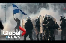 Dymy w Atenach w Grecji na protestach w sprawie szczepień.