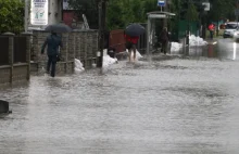 Kraków pod wodą. Woda przelała się przez wał powodziowy na Bieżanowie