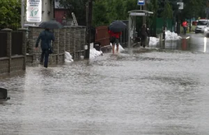 Kraków pod wodą. Woda przelała się przez wał powodziowy na Bieżanowie