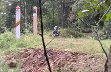 Białoruscy pogranicznicy za pomocą broni zmuszają ludzi do przekraczania granicy