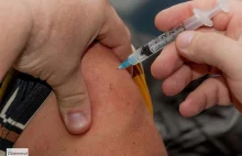 59-latek chciał przyjąć trzecią dawkę szczepionki. Podał fałszywe dane