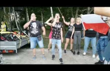 Szury tańcują do "Włącz myślenie, wyłącz telewizor" na marszu w Katowicach