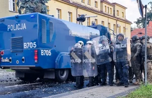 Zamieszki przed siedzibą policji po śmierci aresztowanego mężczyzny