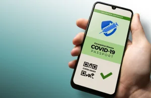 Kupili fałszywe przepustki COVID-19, teraz są szantażowani przez dostawców