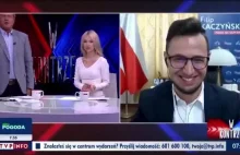 Funkcjonariusz TVPiS Jakimowicz wstaje przed posłem (Filipem) Kaczyńskim