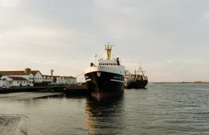Holandia: w porcie od roku stoją dwa statki, załodze nie wolno zejść na ląd.