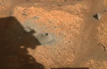 Problemy łazika podczas pobierania próbek na Marsie. Fragment skały zniknął