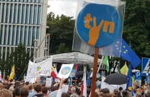 Polacy protestowali w obronie TVN i wolnych mediów. Tłumy na ulicach miast...