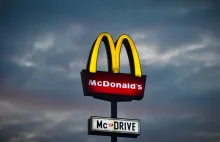 Kobieta domaga się odszkodowania od McDonald's za to, że złamała przepisy...