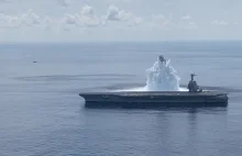 Marynarka USA... bombarduje największy okręt wojenny świata w ramach ćwiczeń