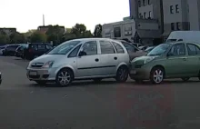 Kobieta doprowadziła do stłuczki na parkingu i odjechała...