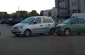 Kobieta doprowadziła do stłuczki na parkingu i odjechała...