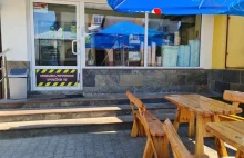 Policja pilnuje baru w Orzyszu gdzie imigranci zgwałcili 11-letnią dziewczynkę