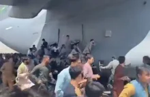 Wstrząsający film z Kabulu. Ludzie przywiązali się do odlatującego samolotu