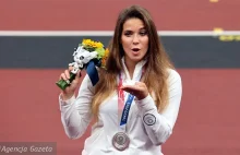 Maria Andrejczyk zakończyła charytatywną licytację medalu. Zwycięzcą jest Żabka