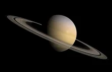 Falujące pierścienie Saturna wykorzystane jako sejsmograf