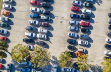 Turystka zgubiła samochód na parkingu parku rozrywki. Pomogła policja