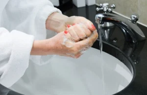 Jak długo trzeba myć ręce, by zrobić to skutecznie? Jaką piosenkę śpiewać?