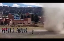 Wir pyłowy przerwał mecz piłki nożnej w Boliwii [DUST DEVIL]