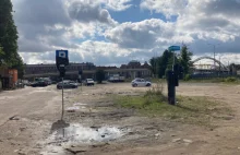 Gdańsk. Strefa płatnego parkowania na dziurawym klepisku.