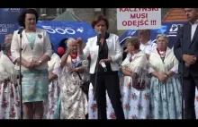 "Tłuste koty", tablica "Kaczyński musi odejść" na briefingu prasowym