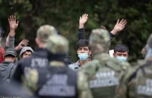 Według Gazety Wyborczej: osoby na granicy mówiły, że były bite kolbami karabinów