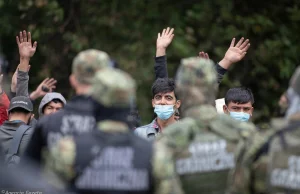 Według Gazety Wyborczej: osoby na granicy mówiły, że były bite kolbami karabinów