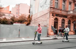 100 km/h jechał po Łodzi chłopak na hulajnodze. Czy to jest w ogóle...