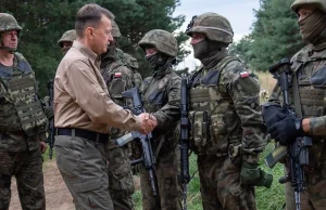 Szef MON Mariusz Błaszczak przyznał nagrody żołnierzom służącym na granicy...